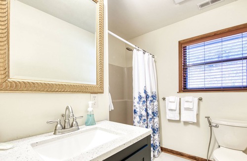 Otto House | Cozy all-season escape with firepit, decks, fireplace & fast WiFi - dog-friendly