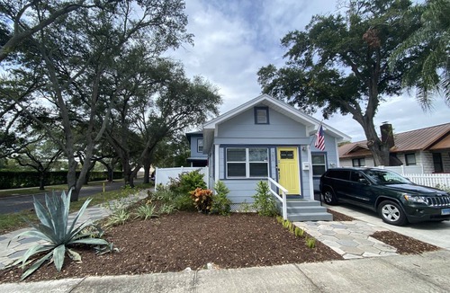 Historic Uptown House | * Cozy and Clean Luxury Bungalow close to Beach and Downtown St. Petersburg *
