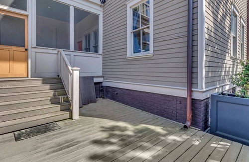 Savannah Victorian District Hotel | Cozy and Comfortable, 2 bedroom, screened porch, Walk to Forsyth Park