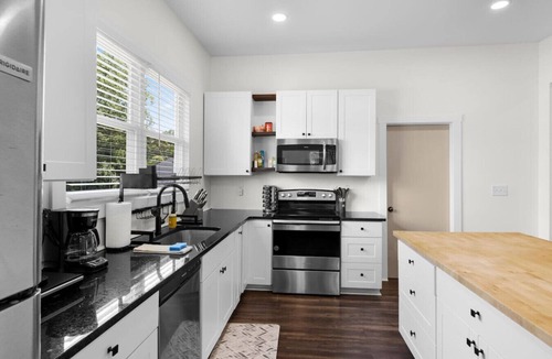 Judson House | Cozy Artsy Home in West GVL + Pet Friendly + Desk
