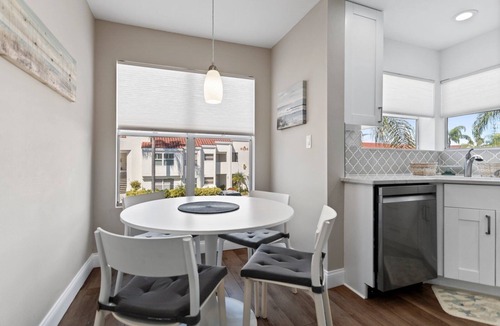 Isla del Sol Condo | Cozy Beach Bliss | Stylish & Inviting