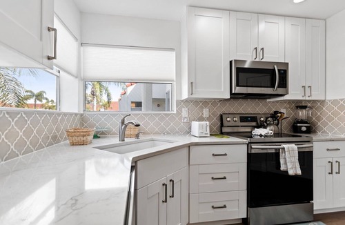 Isla del Sol Condo | Cozy Beach Bliss | Stylish & Inviting