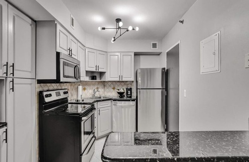 Mid Beach Apartment | Cozy Beachfront 2 Bedroom Condo Beach Service 406