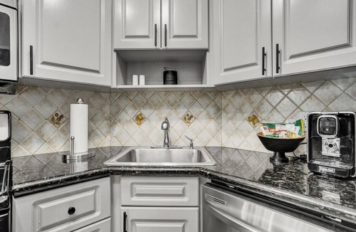 Mid Beach Apartment | Cozy Beachfront 2 Bedroom Condo Beach Service 406