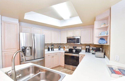 Fort Walton Beach - Destin Condo | Cozy beachfront condo w/private balcony & elevator in Destin! ☀🌺🐚