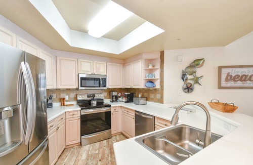 Fort Walton Beach - Destin Condo | Cozy beachfront condo w/private balcony & elevator in Destin! ☀🌺🐚