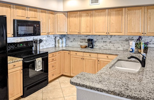 Independence Square Condo | Cozy beachside condo with pool & hot tub - walk to restaurants