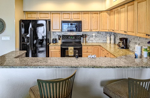 Independence Square Condo | Cozy beachside condo with pool & hot tub - walk to restaurants