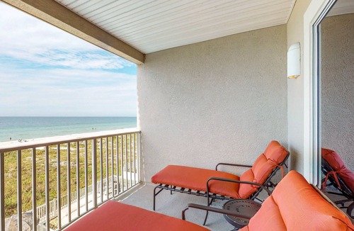 Independence Square Condo | Cozy beachside condo with pool & hot tub - walk to restaurants