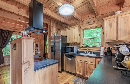 Waynesville Cabin | Cozy Bear Cabin 3 BD 3 BA Private Cabin VIEWS, Expansive Decking, Pool Table