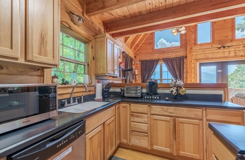 Waynesville Cabin | Cozy Bear Cabin 3 BD 3 BA Private Cabin VIEWS, Expansive Decking, Pool Table