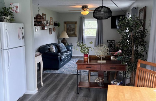 Bristol Apartment | Cozy Bristol Jungalow Apartment- 2 blocks from King College - 2 bd/1 bath