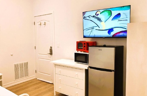 Queens Apartment | Cozy Budget Studio by Main Street, Flushing with AC and Free On-Site Parking