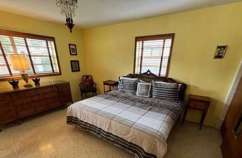 Pinellas Point House | Cozy Bungalow 10 mins from Downtown Gulfport and St. Pete!