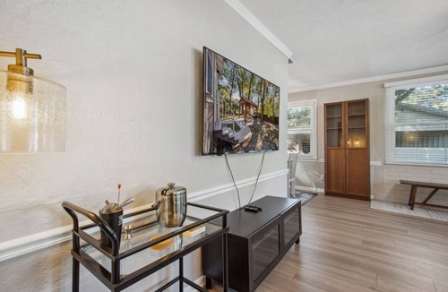 Murray Hill House | Cozy Bungalow, Fenced Yard, Small Pup Friendly, BBQ, Gazebo, Close to Downtown, Walk to Restaurants