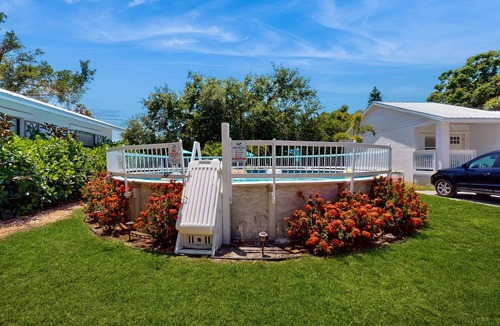 Bayou Oaks House | Cozy bungalow with shared pool, internet, onsite washer and dryer