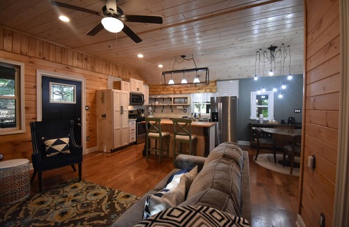 McCaysville Cabin | Cozy cabin, 1.5 miles to downtown McCaysville; shops/restaurants & Toccoa River