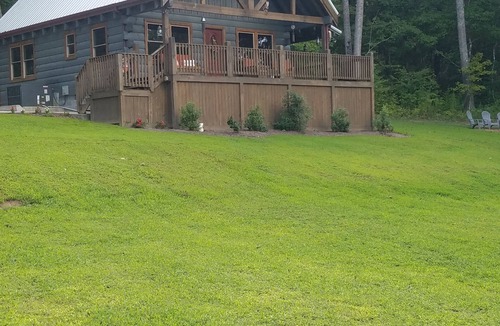 Manchester Cabin | Cozy Cabin getaway with hot tub