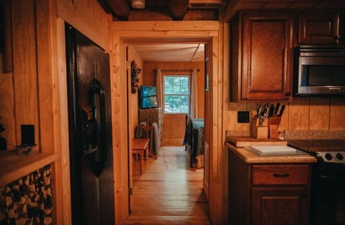 Canton Cabin | Cozy cabin hideaway bordering mountain creek.n