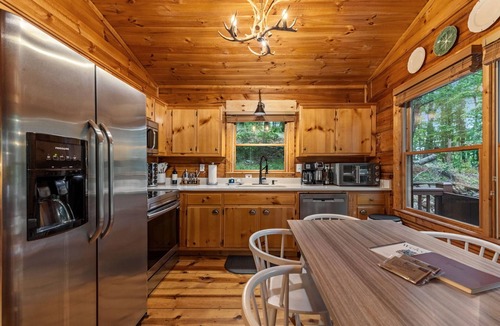 Blue Ridge Cabin | Cozy Cabin Hot Tub King Suite EV Charger