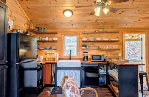 Clarkesville Cabin | Cozy Cabin Near Lake Burton Clayton - Dog Friendly!