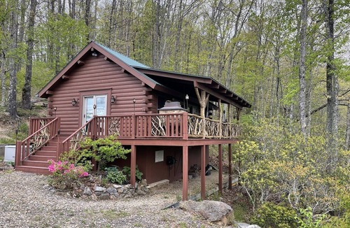 Tuckasegee Cabin | Cozy Cabin Nested in the Beautiful Blue ridge Mountains!