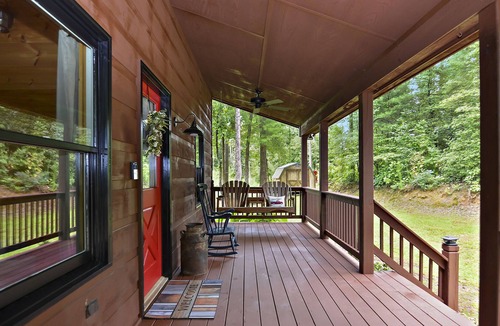 Ellijay Cabin | Cozy Cabin Nestled in the Midst of Wineries & Apple Houses w/Hot Tub & Fire Pit!