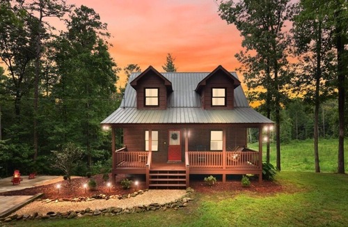 Ellijay Cabin | Cozy Cabin Nestled in the Midst of Wineries & Apple Houses w/Hot Tub & Fire Pit!