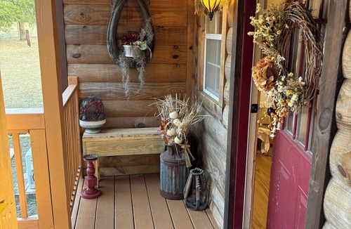 Citrus Springs Cabin | Cozy cabin on 10 acre farm with horses, chickens, cats, dog & gardens