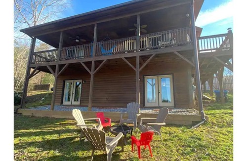 Murphy Cabin | Cozy Cabin w/Views, Jetted Tub and Game Room!