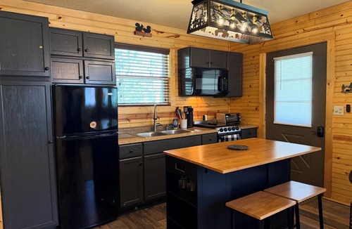 Hiawassee Cabin | Cozy cabin, whispering creek, and fire pit