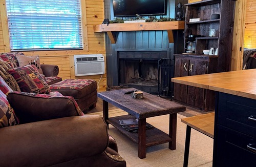 Hiawassee Cabin | Cozy cabin, whispering creek, and fire pit