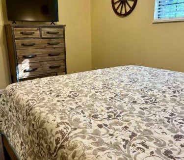 Kimberlin Heights House | Cozy Cabin with HOTTUB in the GREAT SMOKY MOUNTAINS