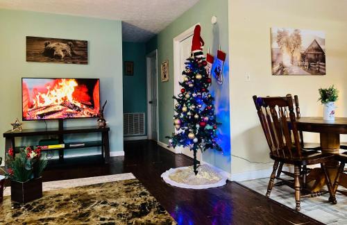 Kimberlin Heights House | Cozy Cabin with HOTTUB in the GREAT SMOKY MOUNTAINS