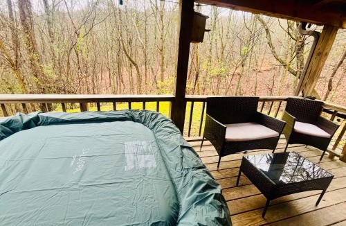 Kimberlin Heights House | Cozy Cabin with HOTTUB in the GREAT SMOKY MOUNTAINS