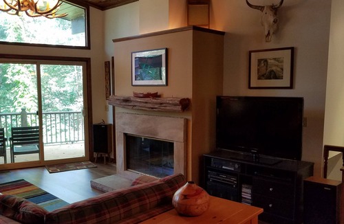 Reed Creek Cabin | Cozy Cabin with Slip Dock on Lake Hartwell