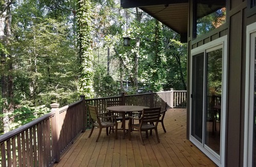 Reed Creek Cabin | Cozy Cabin with Slip Dock on Lake Hartwell