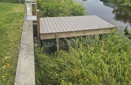 Orange Lake Village House | Cozy Canal Cottage waterfront, nature experience. 15 minutes to the beaches.