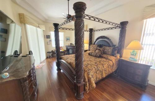 Palm Harbor House | Cozy Canal