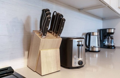 Second Ward Apartment | Cozy Carolina | Free Parking, Gym, Pool