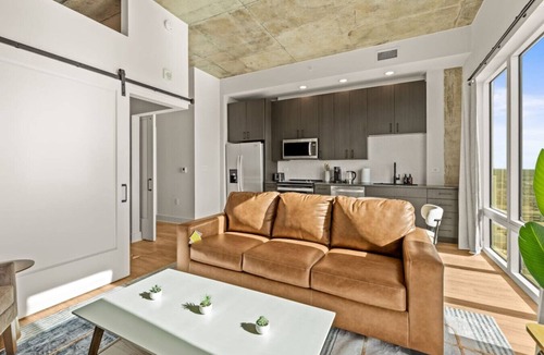 Channel District Apartment | Cozy Channelside 1BR | Near DT | Free Pool & Gym