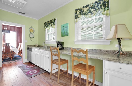 Jacksonville Beach Cottage | Cozy Charming Cottage ! 2 Min to Beach 3 min walk to Restaurants & Shops