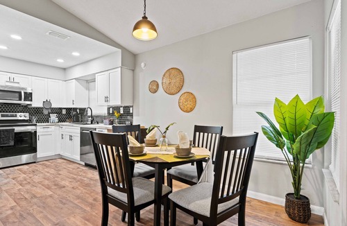Northside House | Cozy Chateau, close to River City, and Jax Int'l Airport!