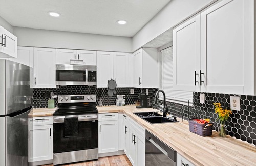 Northside House | Cozy Chateau, close to River City, and Jax Int'l Airport!