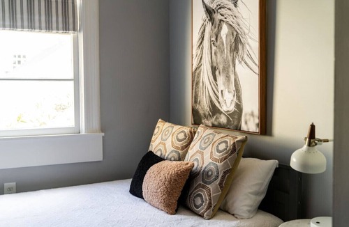 Radcliffeborough Apartment | Cozy & Chic Downtown Charleston Launchpad