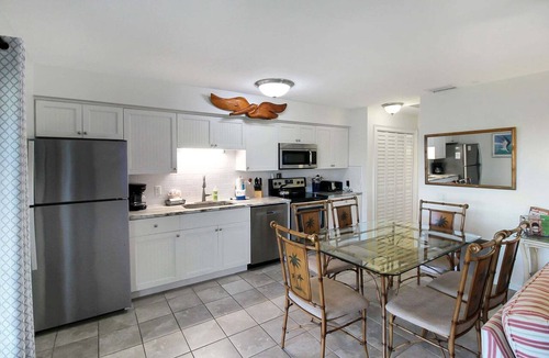 Sanibel Condo | Cozy Coastal Haven - Your Relaxing Sanibel Getaway - Private Beach - Pet Friendly - Signal Inn 07