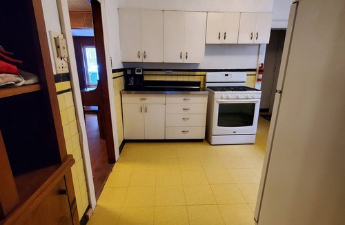 Blount House | Cozy & Convenient - 20 Minutes to Charleston WV