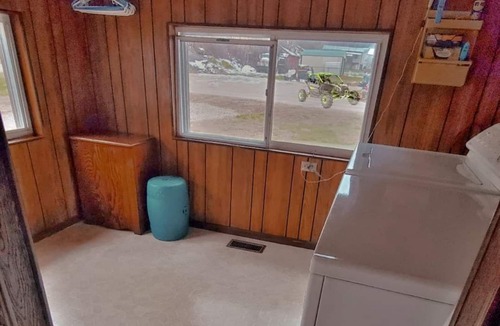 Blount House | Cozy & Convenient - 20 Minutes to Charleston WV