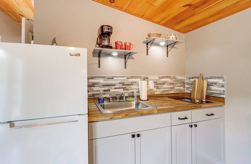 Blairsville Apartment | Cozy + Convenient Blairsville Cabin w/Deck!