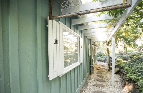 Hendersonville Cottage | Cozy Cottage Close to Downtown Hendersonville, NC